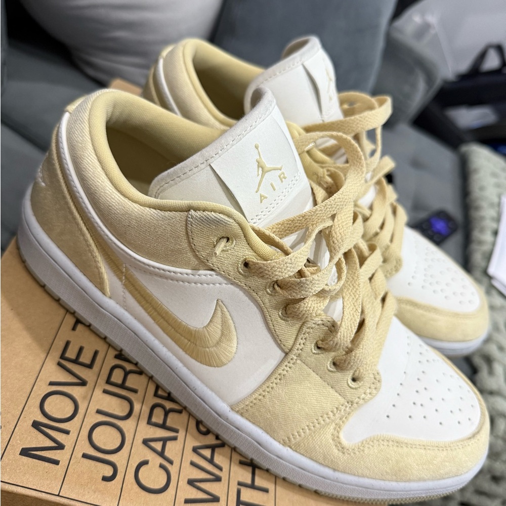 WMNS Jordan 1 low - Picture 3 of 5